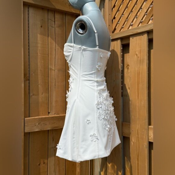 Elegant White Floral Mini Dress - Picture 5 of 16